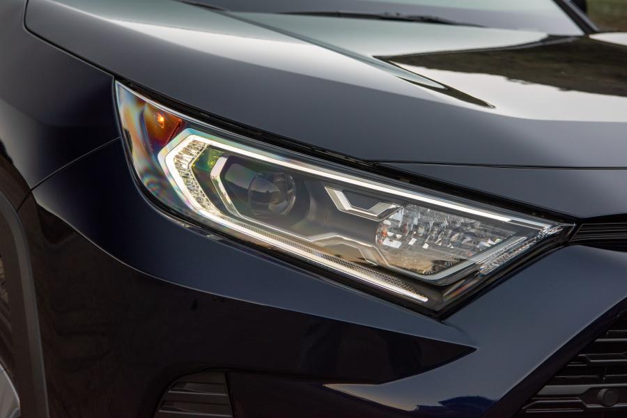 Детали экстерьера Toyota RAV4 XLE Hybrid 2018 года  (NA) (фото 3 из 26)